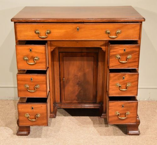 GEORGE III MAHOGANY KNEEHOLE DESK - ADDITIONAL PHOTO 5