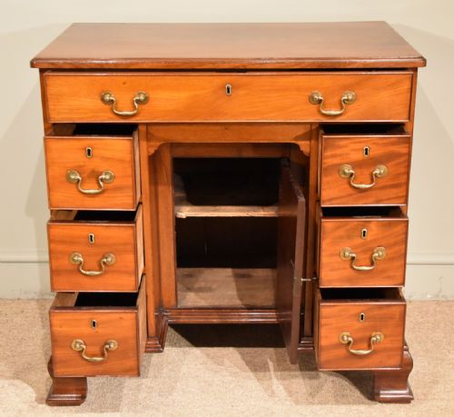 GEORGE III MAHOGANY KNEEHOLE DESK - ADDITIONAL PHOTO 6