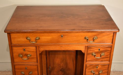 GEORGE III MAHOGANY KNEEHOLE DESK - ADDITIONAL PHOTO 7