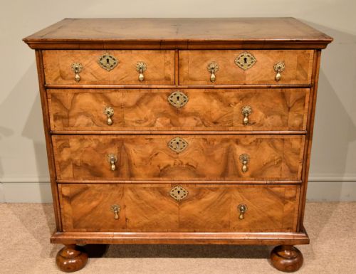 george i walnut chest of drawers - CATEGORY: ANTIQUE CHEST OF DRAWERS - DATED 18TH CENTURY