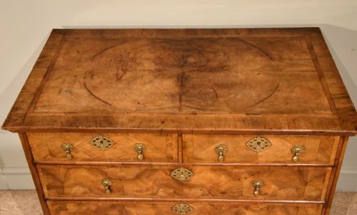 GEORGE I WALNUT CHEST OF DRAWERS - ADDITIONAL PHOTO 1