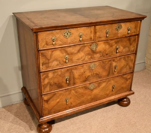 GEORGE I WALNUT CHEST OF DRAWERS - ADDITIONAL PHOTO 2