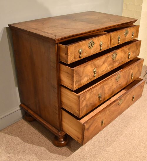 GEORGE I WALNUT CHEST OF DRAWERS - ADDITIONAL PHOTO 3