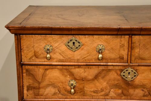 GEORGE I WALNUT CHEST OF DRAWERS - ADDITIONAL PHOTO 5