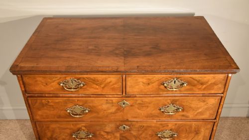 18TH CENTURY WALNUT CHEST OF DRAWERS - ADDITIONAL PHOTO 4