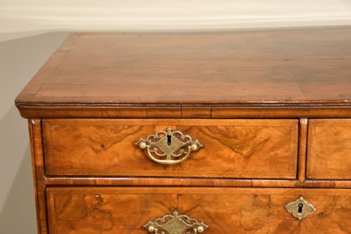 18TH CENTURY WALNUT CHEST OF DRAWERS - ADDITIONAL PHOTO 5