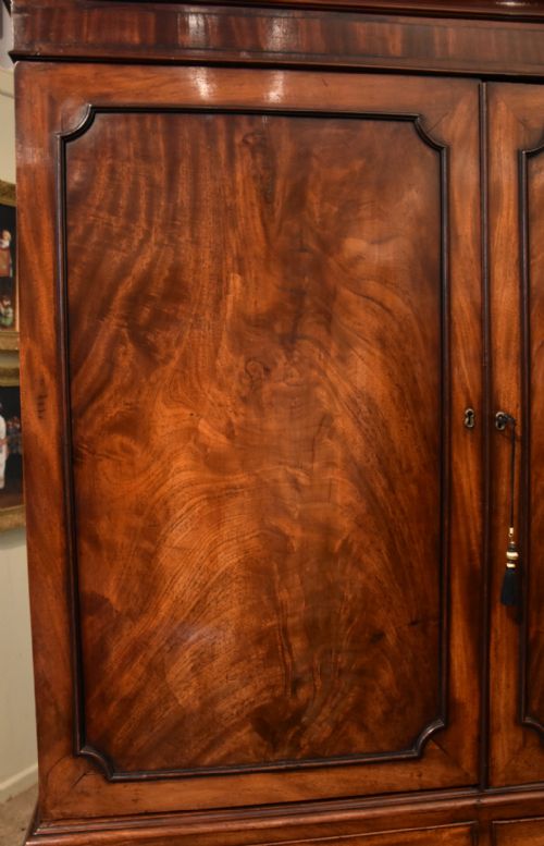 A GEORGE III HEPPLEWHITE DESIGN LINEN PRESS - ADDITIONAL PHOTO 5