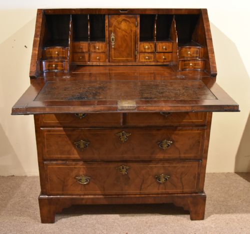 bureau george i walnut beautiful interior - CATEGORY: ANTIQUE BUREAU - DATED 18TH CENTURY