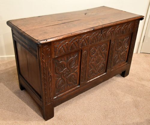 large three panelled oak coffer early 18th century - CATEGORY: ANTIQUE CHESTS - DATED 18TH CENTURY