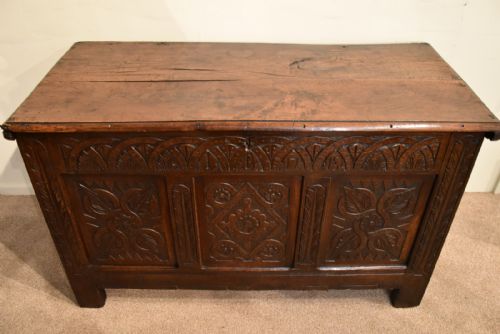 LARGE THREE PANELLED OAK COFFER EARLY 18TH CENTURY - ADDITIONAL PHOTO 1