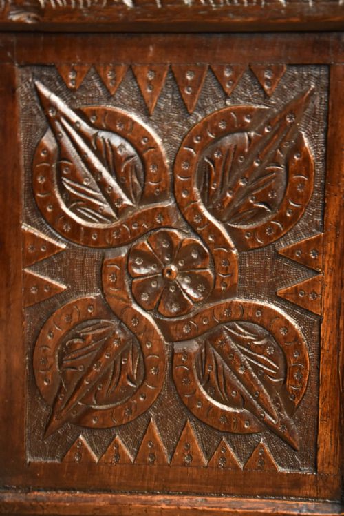 LARGE THREE PANELLED OAK COFFER EARLY 18TH CENTURY - ADDITIONAL PHOTO 2