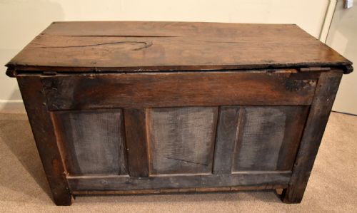 LARGE THREE PANELLED OAK COFFER EARLY 18TH CENTURY - ADDITIONAL PHOTO 3