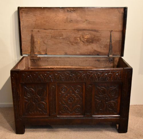 LARGE THREE PANELLED OAK COFFER EARLY 18TH CENTURY - ADDITIONAL PHOTO 4