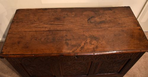 LARGE THREE PANELLED OAK COFFER EARLY 18TH CENTURY - ADDITIONAL PHOTO 5