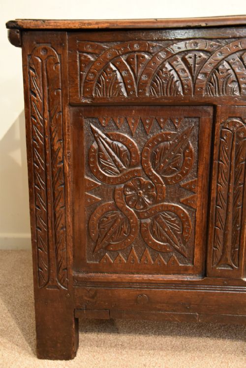LARGE THREE PANELLED OAK COFFER EARLY 18TH CENTURY - ADDITIONAL PHOTO 6