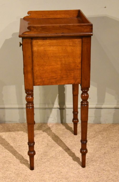 VICTORIAN MAHOGANY BEDSIDE TABLE CABINET - ADDITIONAL PHOTO 3