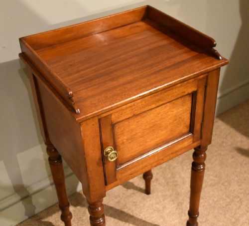 VICTORIAN MAHOGANY BEDSIDE TABLE CABINET - ADDITIONAL PHOTO 5