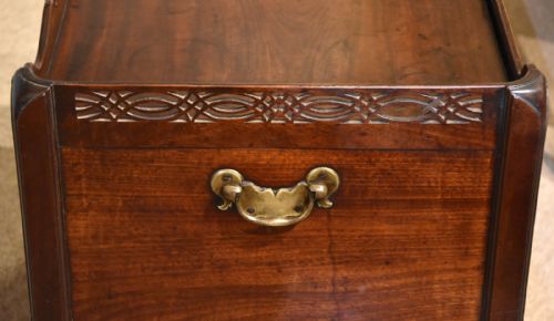 18TH CENTURY BEDSIDE COMMODE CABINET - ADDITIONAL PHOTO 5