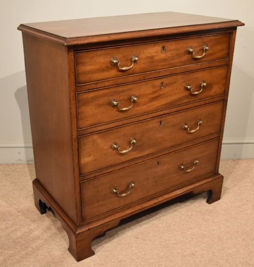 GEORGE III MAHOGANY CHEST OF DRAWERS - ADDITIONAL PHOTO 1