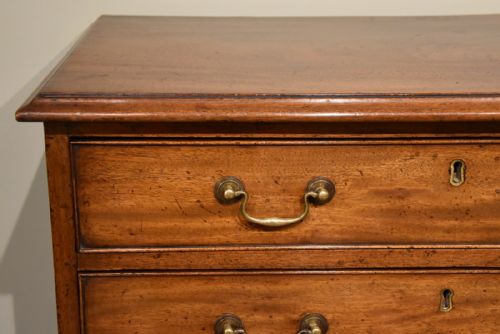 GEORGE III MAHOGANY CHEST OF DRAWERS - ADDITIONAL PHOTO 2
