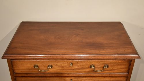 GEORGE III MAHOGANY CHEST OF DRAWERS - ADDITIONAL PHOTO 4