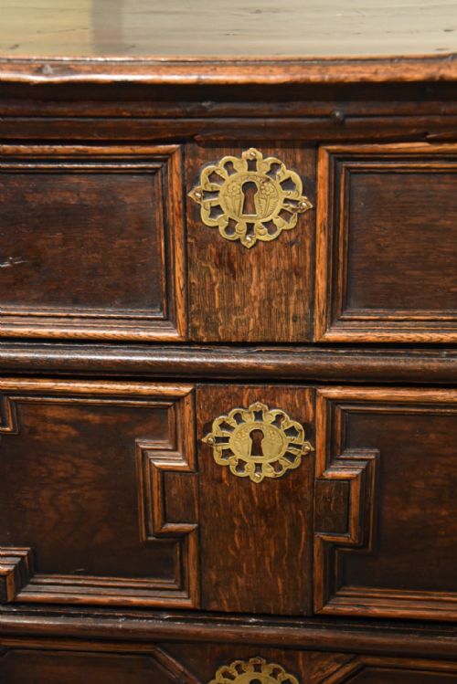 17TH CENTURY OAK CHEST OF DRAWERS - ADDITIONAL PHOTO 4