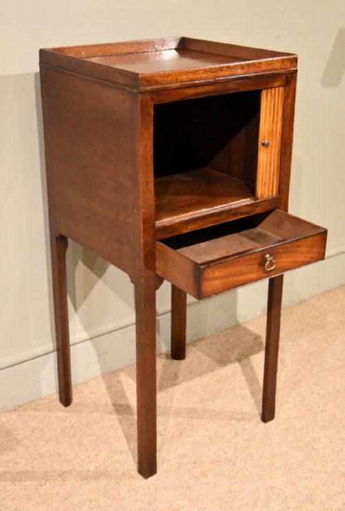 A GEORGE III NIGHT BEDSIDE CUPBOARD - ADDITIONAL PHOTO 2
