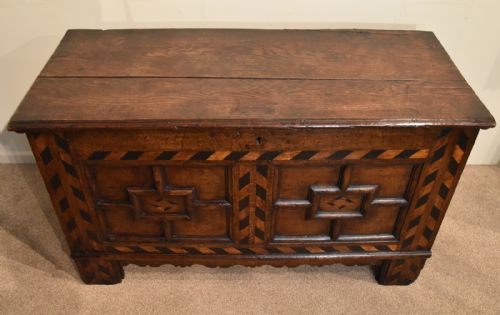 17TH CENTURY OAK GEOMETRIC OAK COFFER - ADDITIONAL PHOTO 4