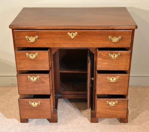 18TH CENTURY MAHOGANY KNEEHOLE DESK - ADDITIONAL PHOTO 1