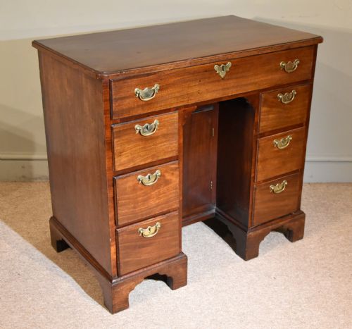 18TH CENTURY MAHOGANY KNEEHOLE DESK - ADDITIONAL PHOTO 2