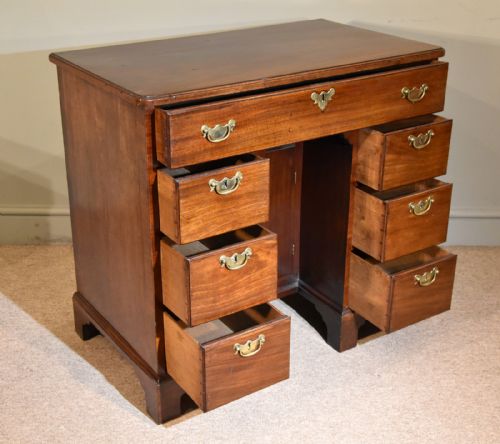 18TH CENTURY MAHOGANY KNEEHOLE DESK - ADDITIONAL PHOTO 3