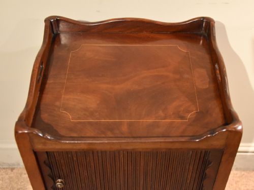 MATCHED PAIR OF MAHOGANY BEDSIDE CABINETS TABLES - ADDITIONAL PHOTO 3