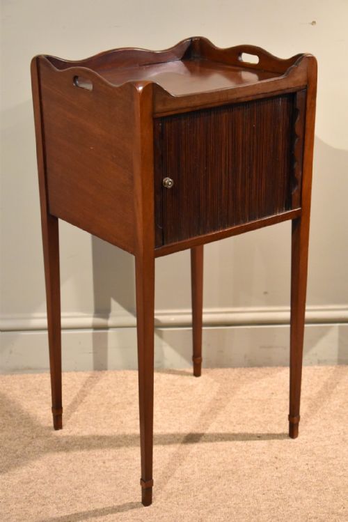 MATCHED PAIR OF MAHOGANY BEDSIDE CABINETS TABLES - ADDITIONAL PHOTO 4