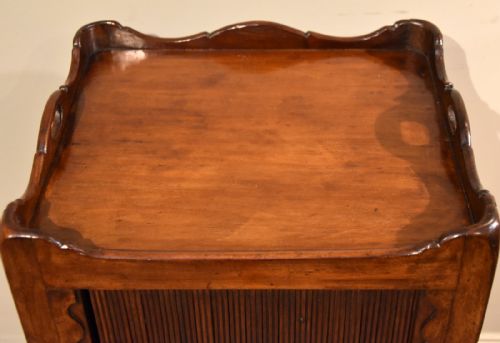 MATCHED PAIR OF MAHOGANY BEDSIDE CABINETS TABLES - ADDITIONAL PHOTO 6