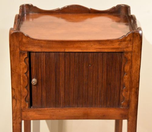 MATCHED PAIR OF MAHOGANY BEDSIDE CABINETS TABLES - ADDITIONAL PHOTO 7