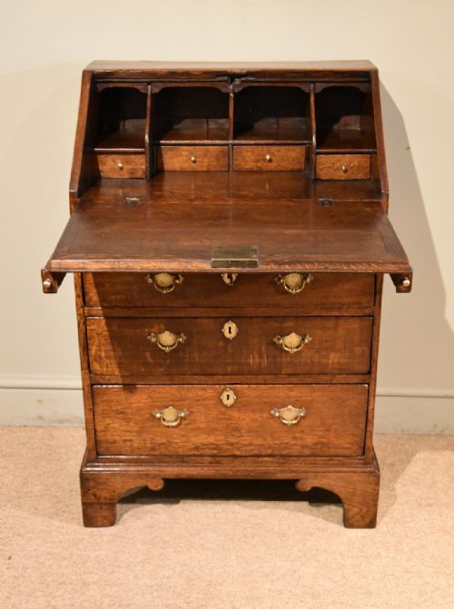 A DIMINUTIVE GEORGE III OAK BUREAU - ADDITIONAL PHOTO 1
