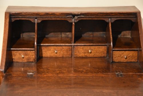 A DIMINUTIVE GEORGE III OAK BUREAU - ADDITIONAL PHOTO 2