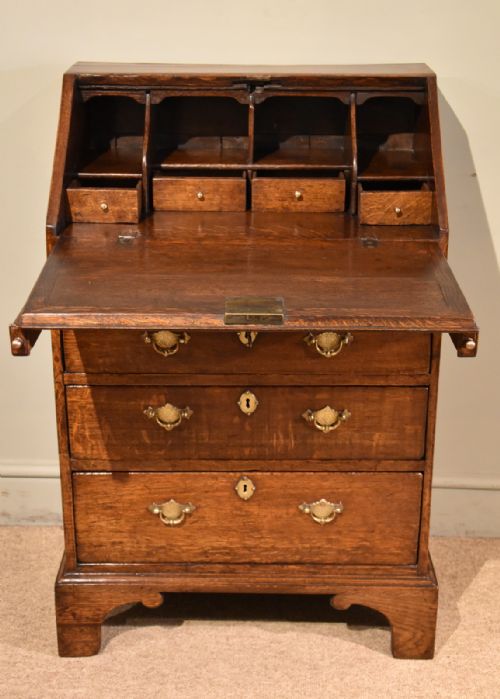 A DIMINUTIVE GEORGE III OAK BUREAU - ADDITIONAL PHOTO 3