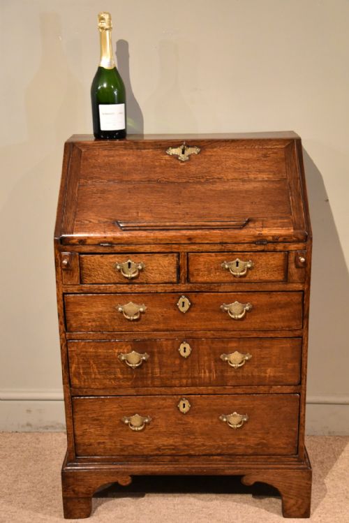 A DIMINUTIVE GEORGE III OAK BUREAU - ADDITIONAL PHOTO 4