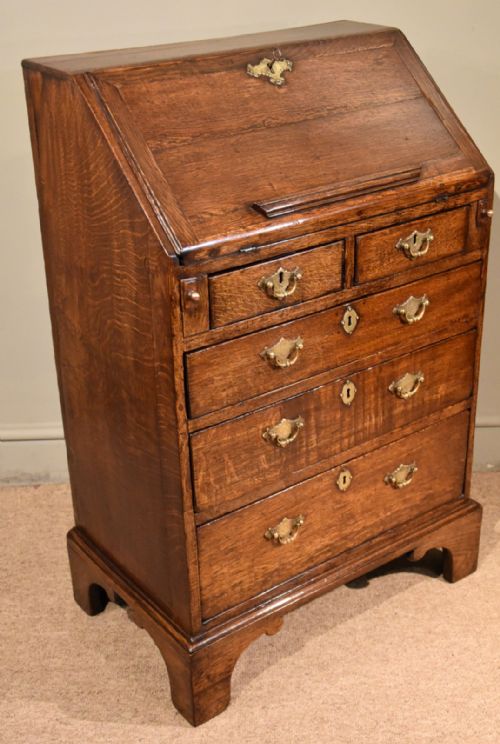 A DIMINUTIVE GEORGE III OAK BUREAU - ADDITIONAL PHOTO 5