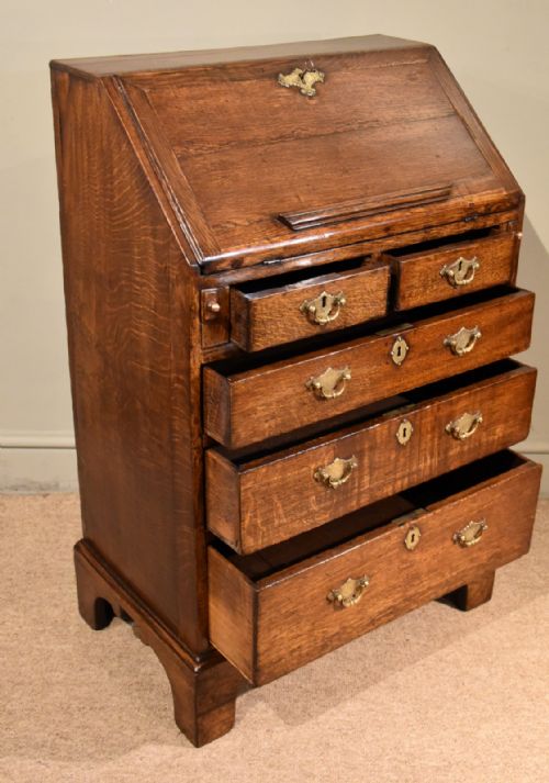 A DIMINUTIVE GEORGE III OAK BUREAU - ADDITIONAL PHOTO 6