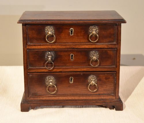 A MINIATURE MAHOGANY CHEST OF DRAWERS - ADDITIONAL PHOTO 1