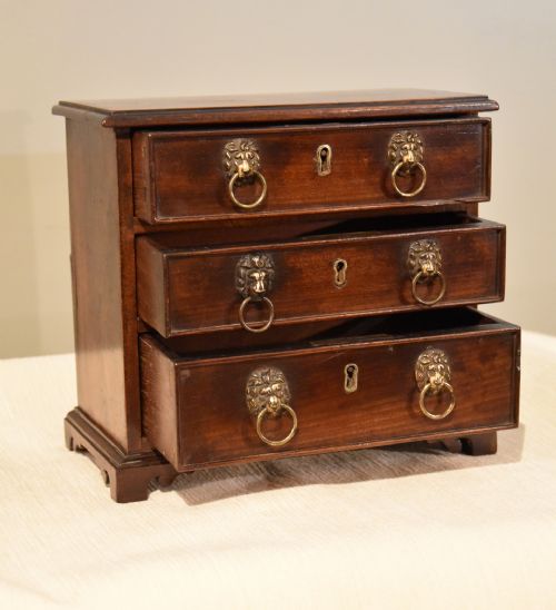 A MINIATURE MAHOGANY CHEST OF DRAWERS - ADDITIONAL PHOTO 2