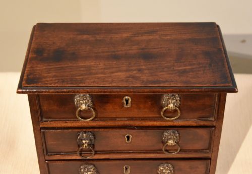 A MINIATURE MAHOGANY CHEST OF DRAWERS - ADDITIONAL PHOTO 3