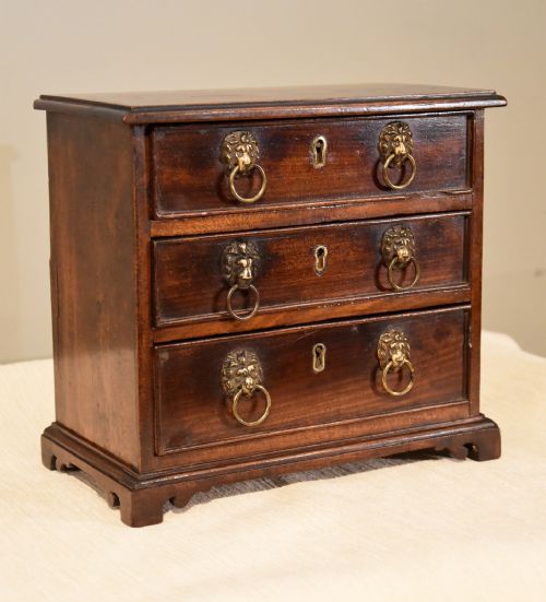 A MINIATURE MAHOGANY CHEST OF DRAWERS - ADDITIONAL PHOTO 5