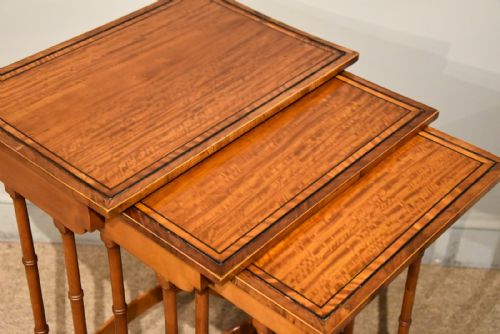 NEST OF TABLES SET OF FOUR SATINWOOD 19TH CENTURY - ADDITIONAL PHOTO 5