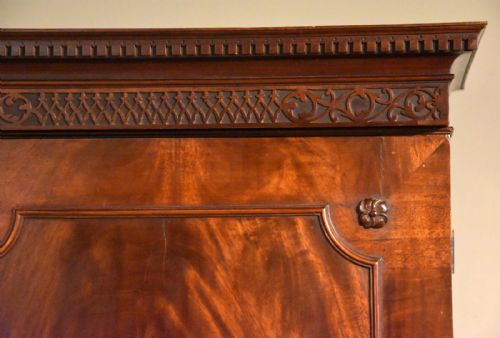 GEORGE III HEPPLEWHITE PERIOD MAHOGANY LINEN PRESS - ADDITIONAL PHOTO 5