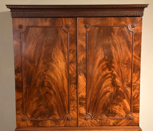 GEORGE III HEPPLEWHITE PERIOD MAHOGANY LINEN PRESS - ADDITIONAL PHOTO 6
