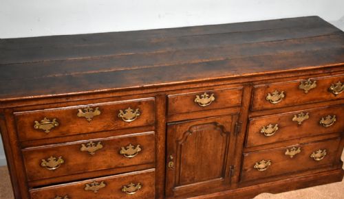 A MID 18TH CENTURY GEORGE III LARGE OAK DRESSER BASE - ADDITIONAL PHOTO 4