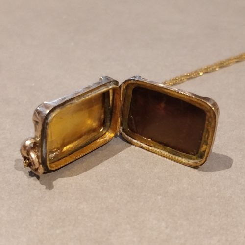 VICTORIAN 9CT GOLD LOCKET - ADDITIONAL PHOTO 4